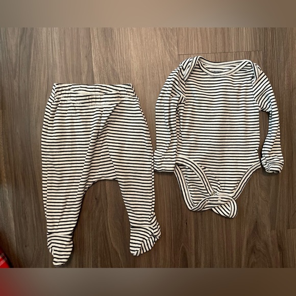 Old Navy Black and White Striped Baby Matching Set size 0-3M - Picture 4 of 5